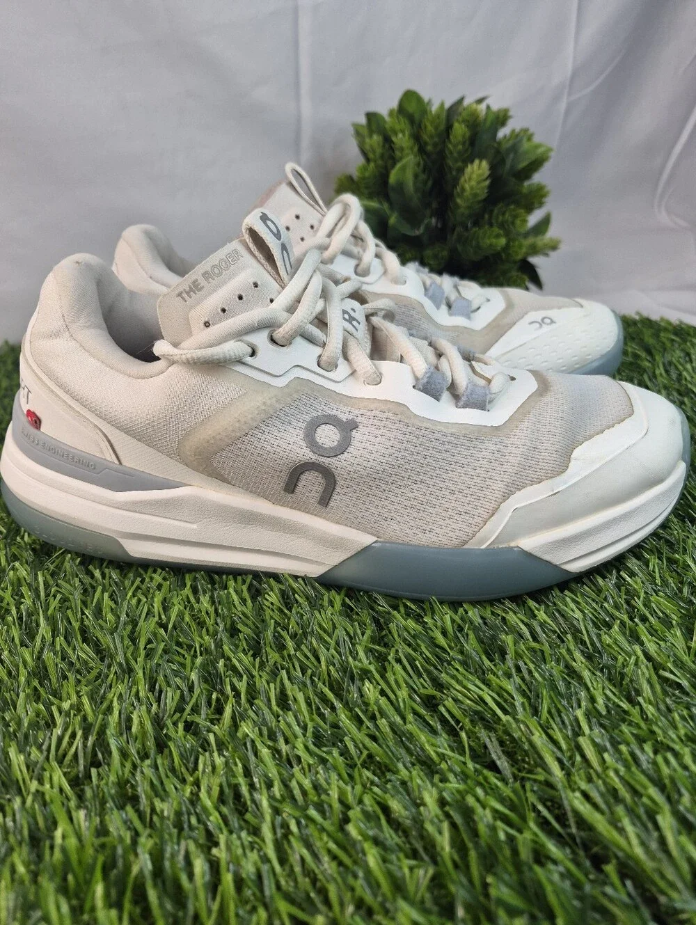 On The Roger Pro Women’s Size 8 White Gray Tennis Court Shoes Sneakers